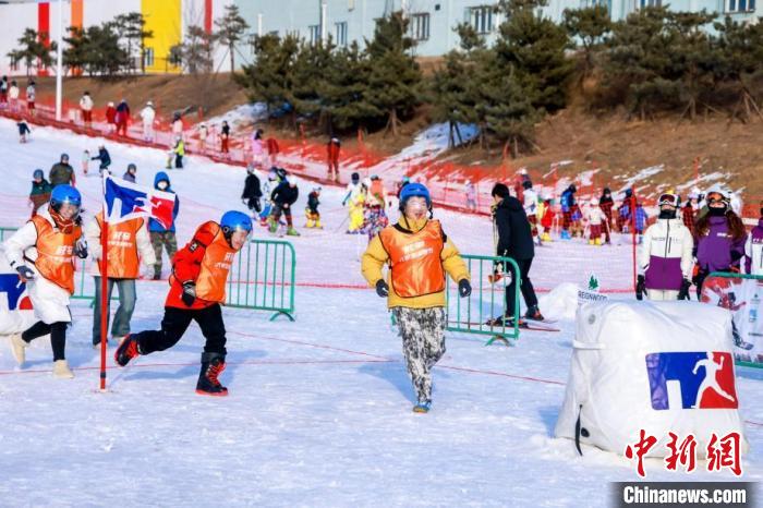 万名大学生将获邀免费滑雪 在校园中播撒冰雪运