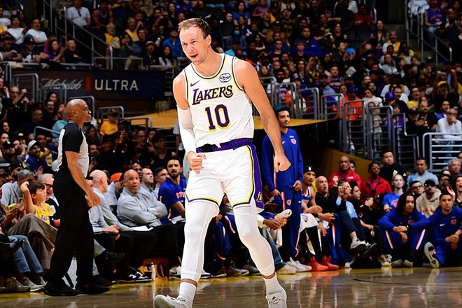 湖人加时绝杀掘金 东契奇关键球助球队登顶西部